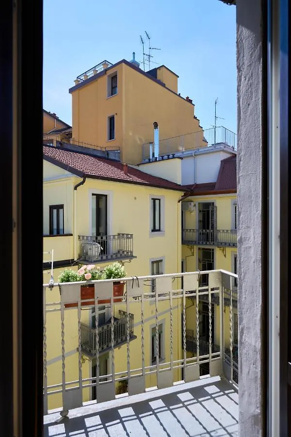 Ross Quadrell - Milano Apartment 0*, Milan Italy